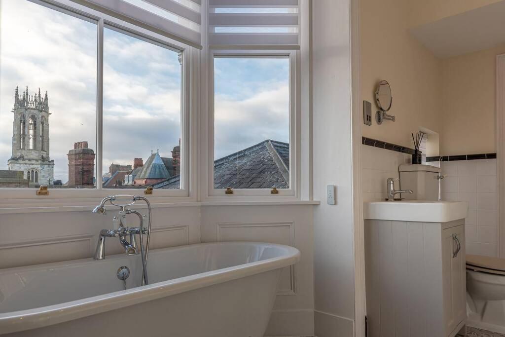 Luxury Apartment Rowntree House Across From The Shambles ヨーク エクステリア 写真