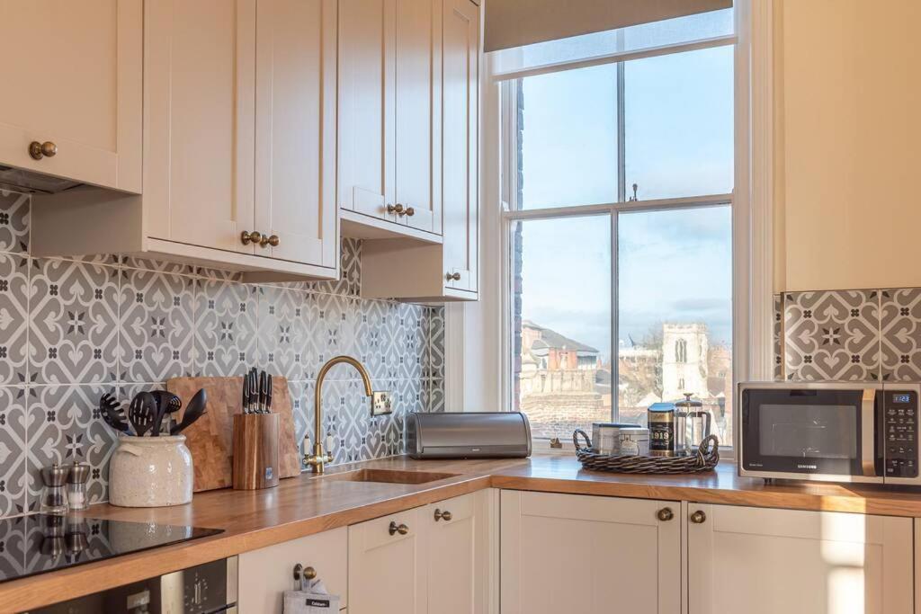 Luxury Apartment Rowntree House Across From The Shambles ヨーク エクステリア 写真