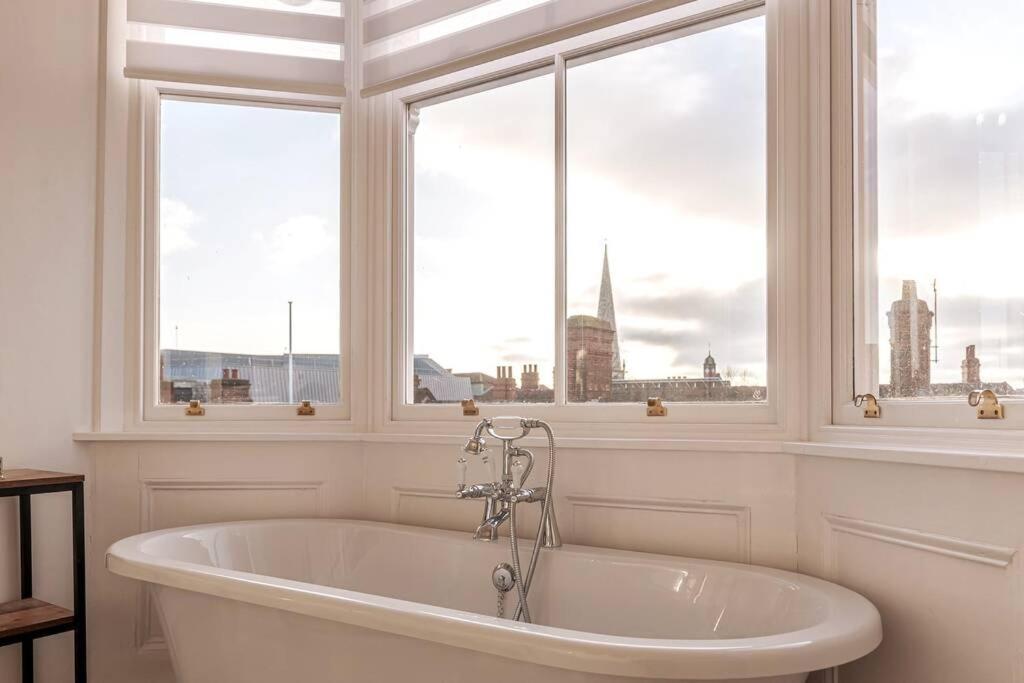 Luxury Apartment Rowntree House Across From The Shambles ヨーク エクステリア 写真
